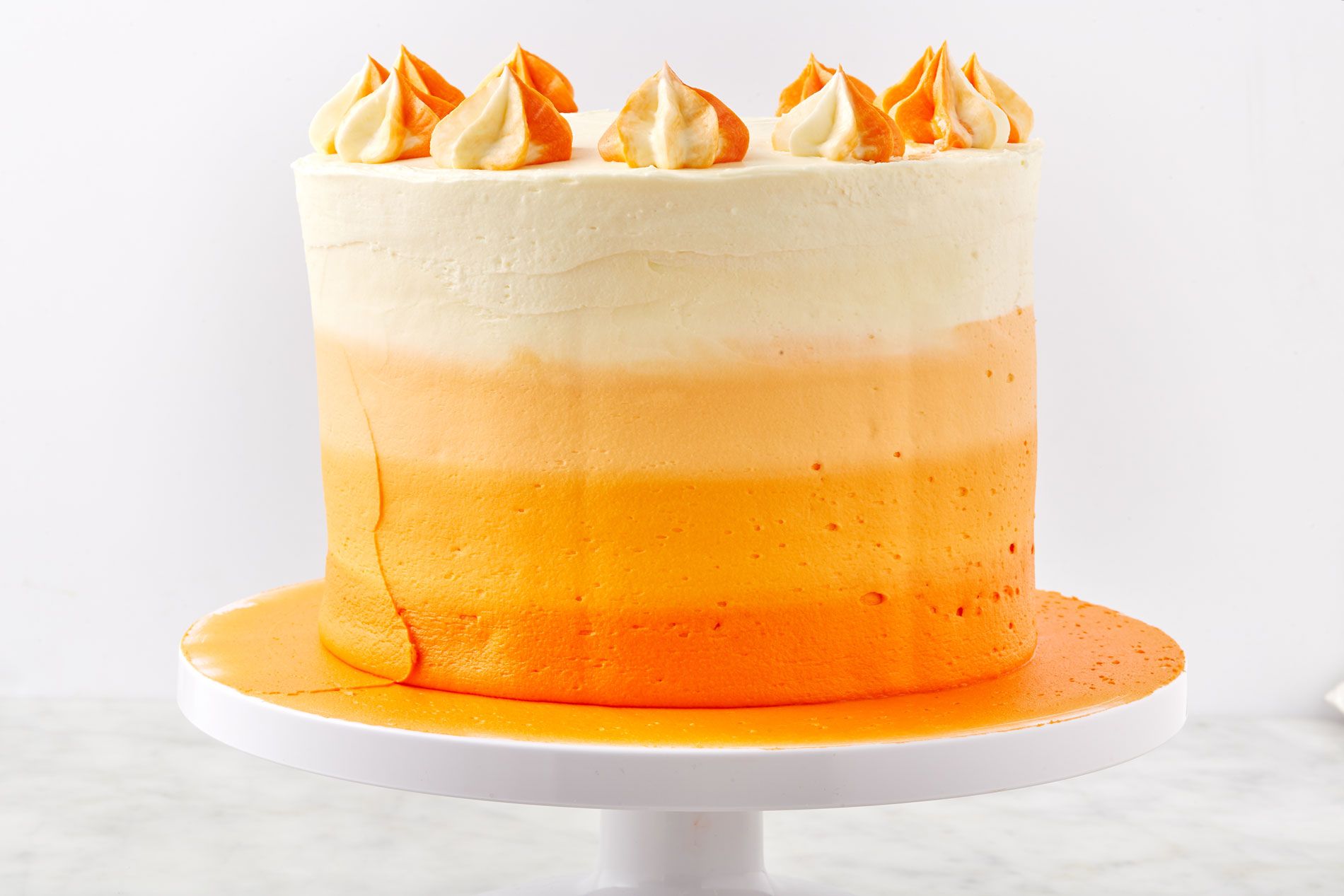 Морковный торт с апельсиновым кремом. Апельсиновый кейк Orange Cake. Морковный торт с апельсиновым курдом. Бело оранжевый торт. Желто оранжевый торт.